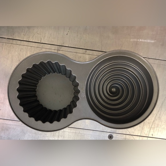 Wilton Other - 💋Wilton Giant Cupcake Baking Pan💋